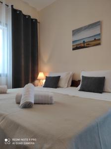 two beds in a hotel room with at Malibu in Glyfada