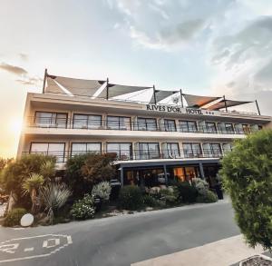 ラ・セーヌ・シュル・メールにあるRives d'Or Hôtelの正面に看板がある建物