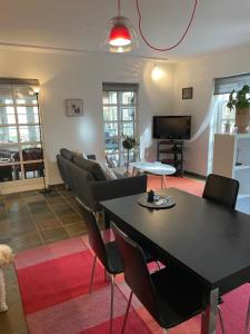 ein Wohnzimmer mit einem schwarzen Tisch und Stühlen in der Unterkunft Carlsminde ferielejlighed in Stenstrup