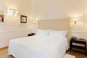 Кровать или кровати в номере The Ashbee Hotel