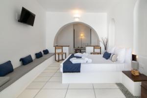 een hotelkamer met 2 bedden en een televisie bij DELION VIEW HOTEL in Fira