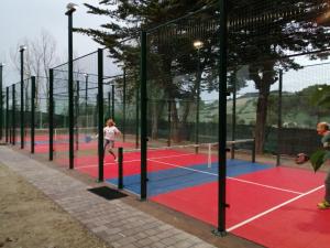 un gruppo di persone che giocano a tennis su un campo da tennis di Casale Valentini a Fermo