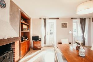 een woonkamer met een tafel en een open haard bij Appartamento Monna Lisa - Lakeside Leisure & Business in Stresa