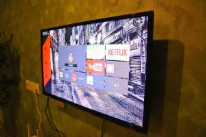 Un televisor de pantalla plana colgado en una pared en Studio, CYBERJAYA, Netflix, Wifi, Free Parking, 3030, en Cyberjaya 3 fotos más