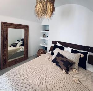 A bed or beds in a room at Delta Suites