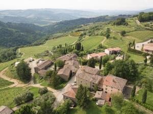una vista aérea de un pueblo en las colinas en Stone built farmhouse Antica Torre by VacaVilla, en Lamole
