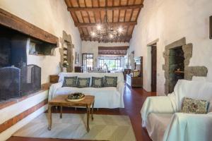 un soggiorno con divano e tavolo di Stone built farmhouse Antica Torre by VacaVilla a Lamole