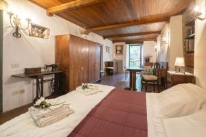 Un dormitorio con una cama grande en una habitación. en Stone built farmhouse Antica Torre by VacaVilla, en Lamole
