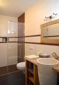 een badkamer met een toilet, een wastafel en een douche bij Holiday house Berna 2- with pool in Malinska
