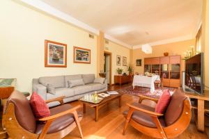 A seating area at La Camelia Apartment