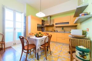 A kitchen or kitchenette at La Camelia Apartment