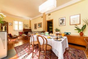 A seating area at La Camelia Apartment