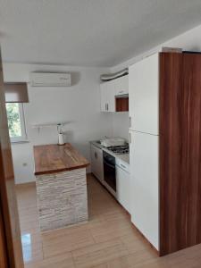 Kuchyňa alebo kuchynka v ubytovaní Apartman Vučemil