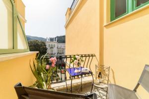 A balcony or terrace at La Camelia Apartment
