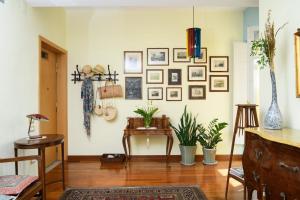 A seating area at La Camelia Apartment