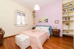 A bed or beds in a room at La Camelia Apartment
