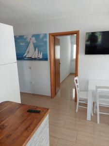 Televízia a/alebo spoločenská miestnosť v ubytovaní Apartman Vučemil