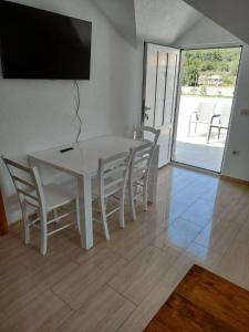 Televízia a/alebo spoločenská miestnosť v ubytovaní Apartman Vučemil