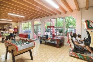 eine Gruppe von Menschen, die ein Spiel in einem Zimmer spielen in der Unterkunft Camping maeva Club Les Rivières in Canet