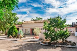 ein Haus mit Bäumen davor in der Unterkunft Camping maeva Club Les Rivières in Canet