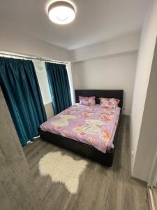 
Un pat sau paturi într-o cameră la Apartament Mamaia Nord
