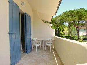 - Balcón con mesa y sillas en un edificio en Flat in Lignano Riviera, en Lignano Sabbiadoro