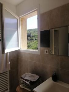 TV a/nebo společenská místnost v ubytování Appartement F3(70m²) vue sur la mer