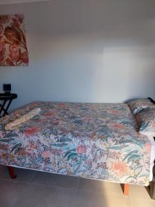 ウィントフークにあるSpecial Inn Bed and Breakfastのカラフルな毛布が備わるドミトリールームのベッド1台分です。