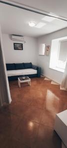 - un salon avec un canapé et une table basse dans l'établissement Apartmani Sršen, à Blace