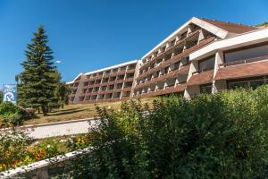 a building with a tree in front of it at Pierre et Vacances Serre Chevalier Chantemerle in Saint-Chaffrey