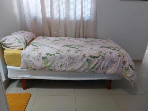 1 cama con edredón rosa y ventana en Special Inn Bed and Breakfast, en Windhoek
