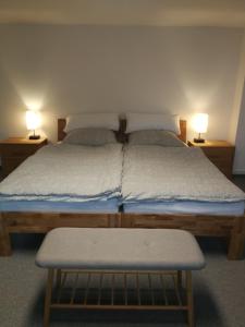 ein Schlafzimmer mit einem großen Bett mit zwei Lampen in der Unterkunft Ferienwohnung Pont an der Niers in Geldern