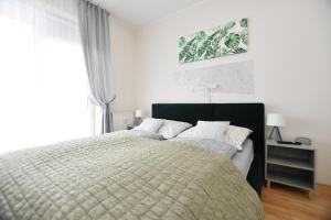 Łóżko lub łóżka w pokoju w obiekcie Apartamenty NAVIGATOR-Rezydencja Portowa 14