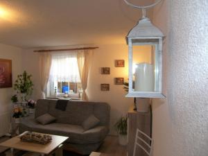 una sala de estar con un sofá y una mesa en Bungalow Vincent mit Terrasse, Grill & WLAN, en Zempin