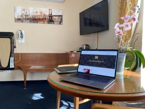 Televízia a/alebo spoločenská miestnosť v ubytovaní Zámecký Hotel Zlatý Orel