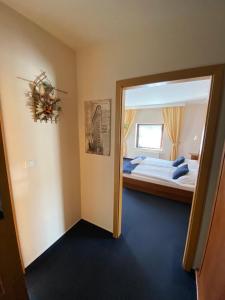 um quarto com um espelho grande e uma cama em Zámecký Hotel Zlatý Orel em Hranice