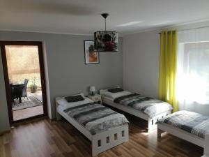 Postel nebo postele na pokoji v ubytování Apartamenty pod Dzikowcem