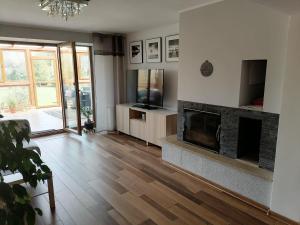 TV a/nebo společenská místnost v ubytování Apartamenty pod Dzikowcem