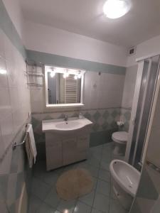 y baño con lavabo, aseo y espejo. en BeB Lecce's home, en Lecce