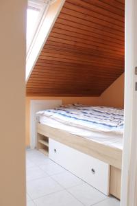 グレーミッツにあるFerienwohnungen Öker - Whg 3の木製の天井のベッドルーム1室(ベッド1台付)