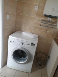 a washer and dryer in a small room at Appartement le loft in Saintes-Maries-de-la-Mer