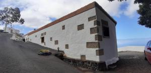 a white building on the side of a road at Casa Rural Finca Las Dulces in Chío