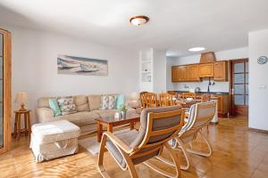 una sala de estar con un sofá y una mesa en Puerto Chico X, en Playa Blanca