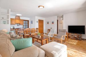 una sala de estar con un sofá y una mesa en Puerto Chico X, en Playa Blanca