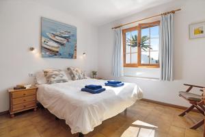 Un dormitorio con una cama con toallas azules. en Puerto Chico X, en Playa Blanca 19 fotos más