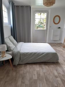 una camera da letto con un letto grande e una finestra di superbe grand studio tout confort avec exterieur a Poussan