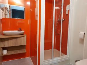 Phòng tắm tại Kyriad Direct Caen Nord Memorial