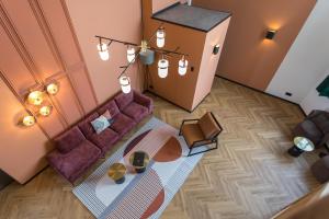 - un salon avec un canapé dans l'établissement Hotel de Timmerfabriek I Kloeg Collection, à Flessingue