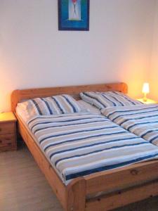 2 camas individuais num quarto com um candeeiro. em Ferienwohnungen Öker - Whg 4 em Grömitz