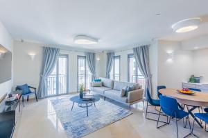 uma sala de estar com um sofá e uma mesa em Rental Israel-Mamila Residences 16 em Jerusalém